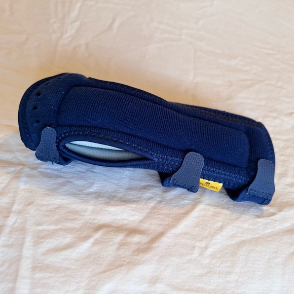 FUTURO Night Wrist Sleep Support Sleeping Brace for Carpal Tunnel & Sprain - Picture 7 of 16